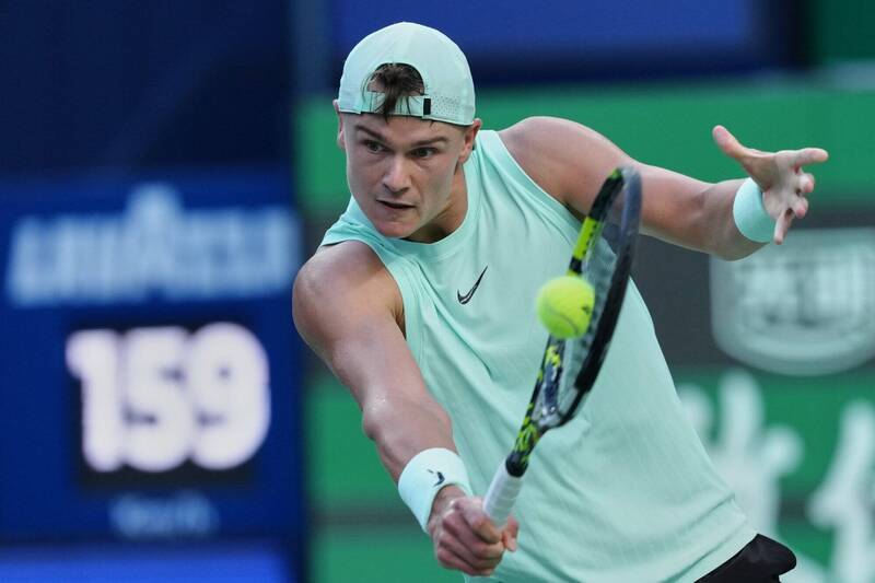 年都灵年终, 票竞争持续 年都灵年终, 票竞争持续